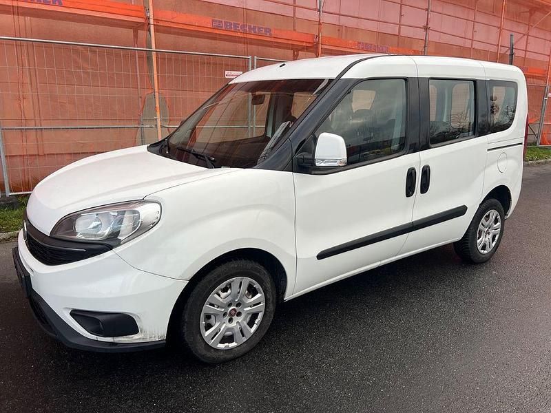 Weiß Gebraucht 2015 Fiat Doblò Lounge Van / Kleinbus | 4.950 € (Teuer) - Bild 1/4