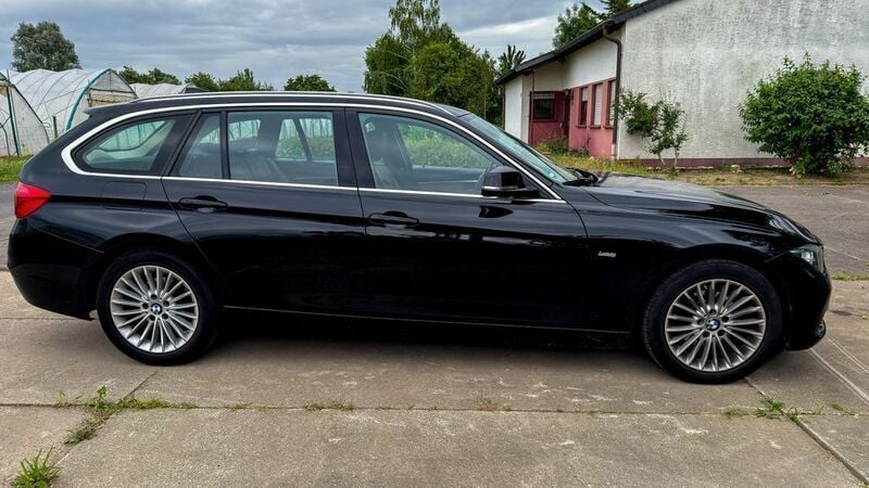 Schwarz Gebraucht 2017 BMW 318 Luxury Line Kombi | 9.990 € (Fairer Preis) - Bild 1/4