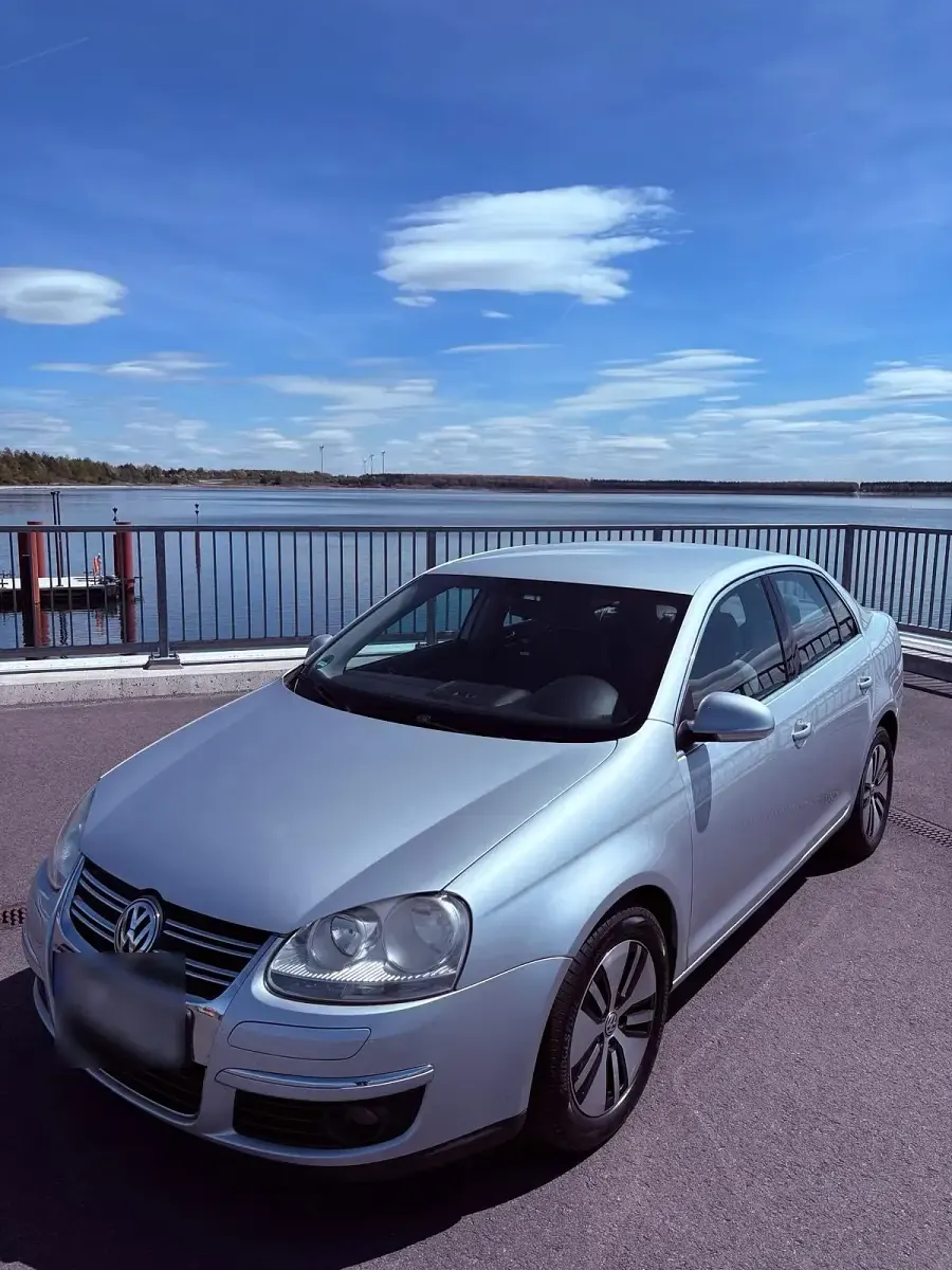 Używany VW Jetta 116 KM (85 kW) 2005 Srebrny Sedan/Limuzyna