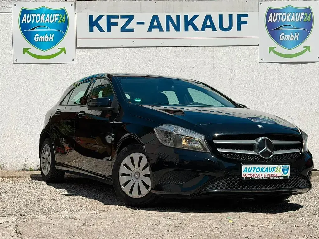 Gebraucht Mercedes A180 122 PS (89 kW) 2014 Schwarz Kleinwagen