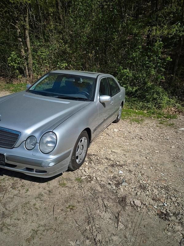 Gebraucht Mercedes E240 170 PS (125 kW) 2001 Silber Limousine
