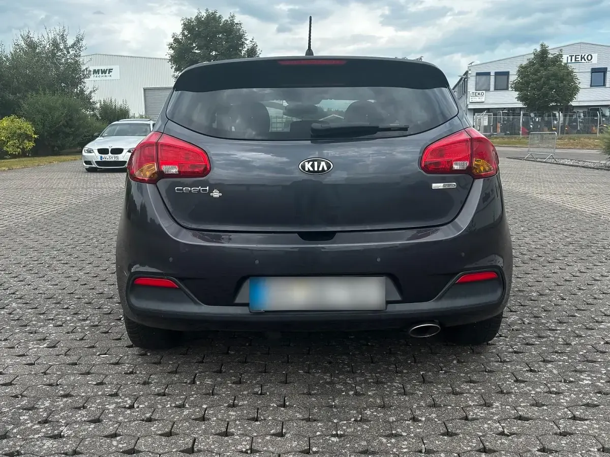 Gebraucht Kia Ceed 126 PS (92 kW) 2014 Grau Kleinwagen