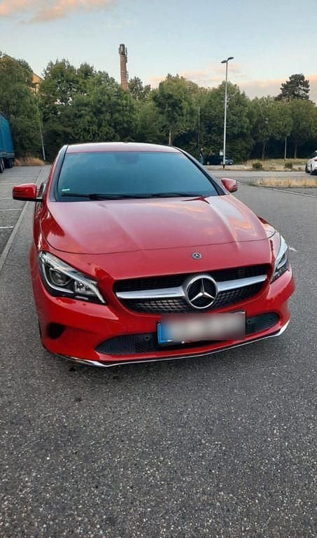 Rot Gebraucht 2019 Mercedes CLA180 Shooting Brake Kombi | 17.450 € (Guter Preis) - Bild 1/4