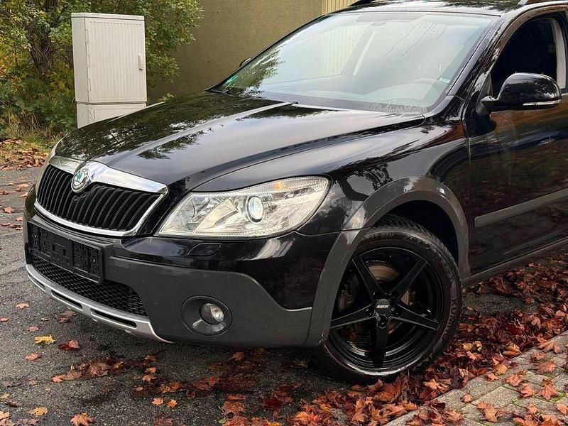 Schwarz Gebraucht 2013 Skoda Octavia Kombi | 7.991 € (Fairer Preis) - Bild 1/4