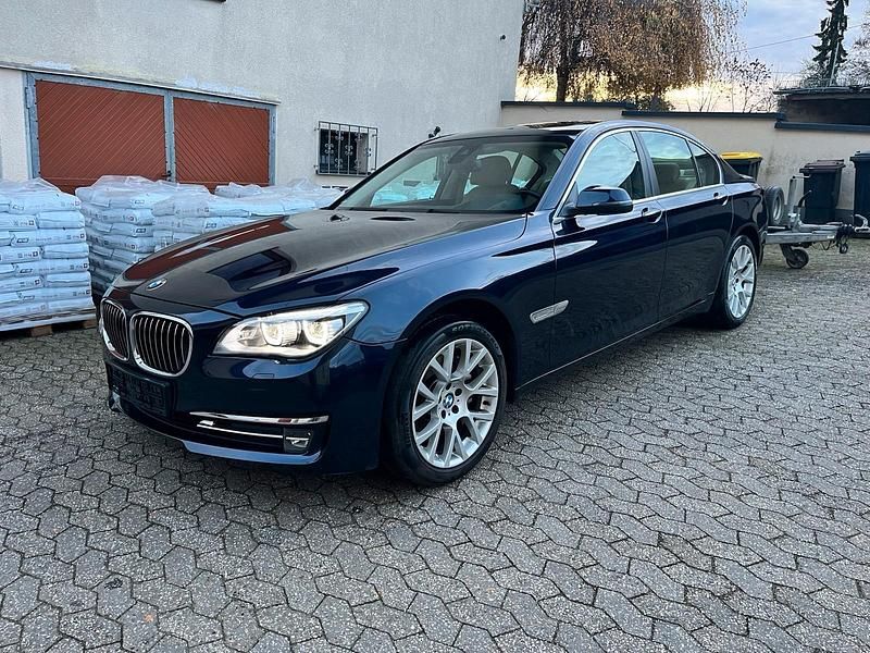 Blau Gebraucht 2012 BMW 740 Limousine | 12.900 € (Superpreis) - Bild 1/4