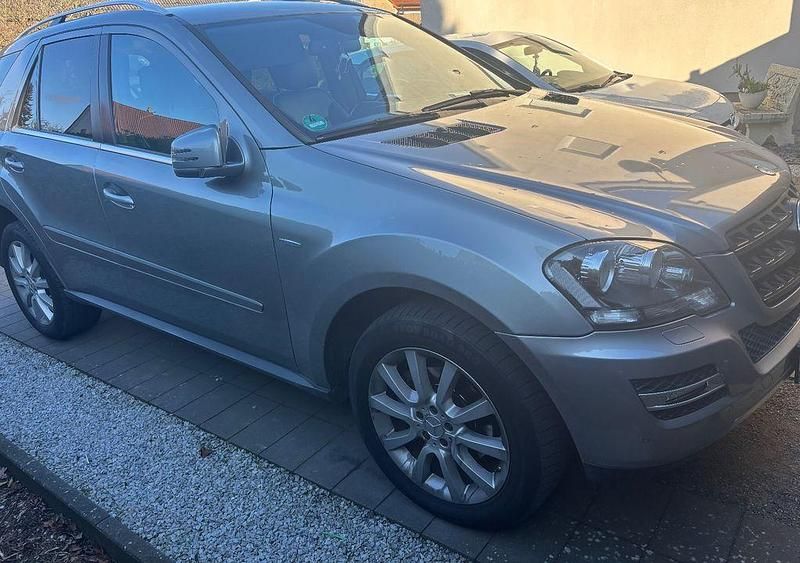 Grau Gebraucht 2011 Mercedes ML300 Edition SUV | 14.300 € (Teuer) - Bild 1/4