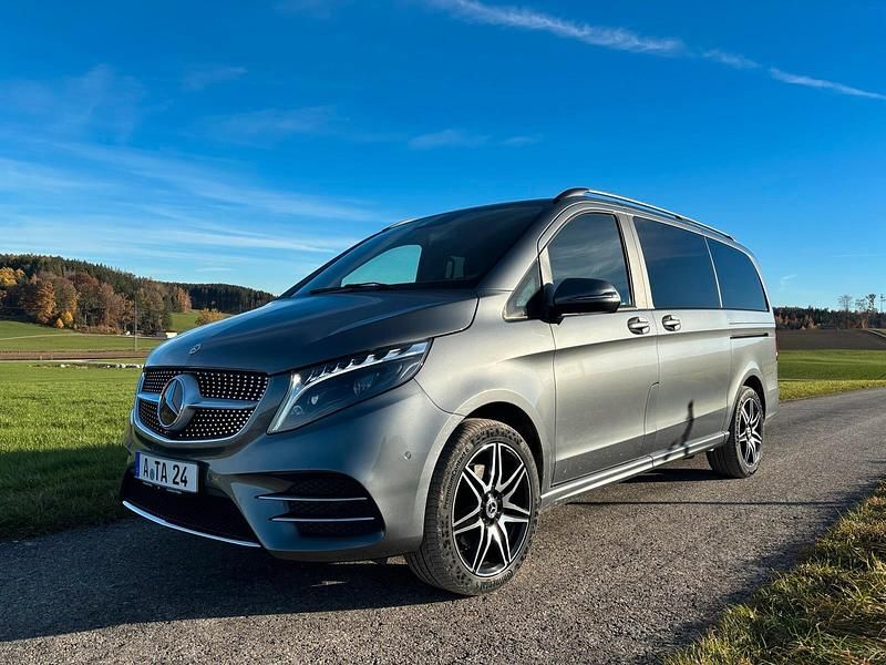 Grau Gebraucht 2023 Mercedes V300 Van / Kleinbus | 73.185 € (Teuer) - Bild 1/4