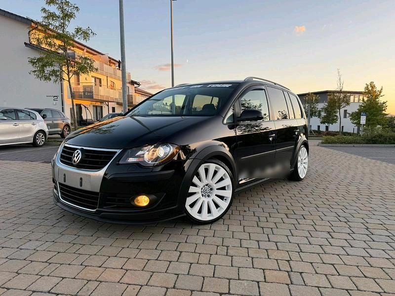 Schwarz Gebraucht 2009 VW Touran Cross Van / Kleinbus | 4.900 € (Fairer Preis) - Bild 1/4