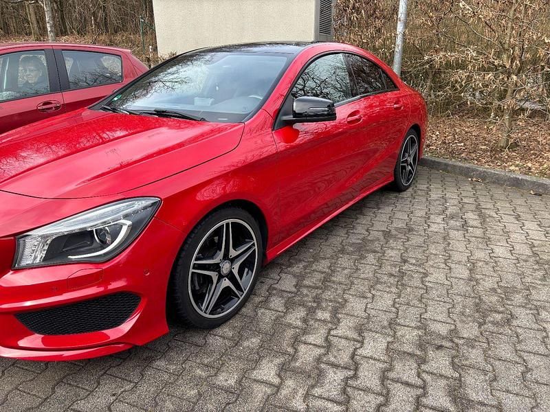 Rot Gebraucht 2014 Mercedes CLA200 AMG line Coupé | 18.950 € (Fairer Preis) - Bild 1/4