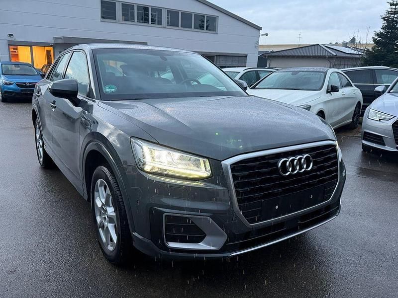 Grau Gebraucht 2018 Audi Q2 Design SUV | 17.999 € (Guter Preis) - Bild 1/4