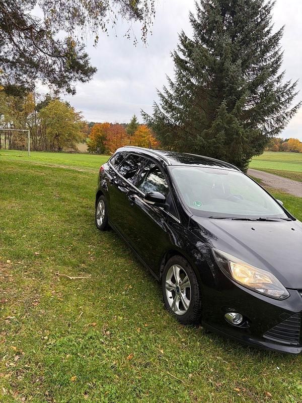 Schwarz Gebraucht 2012 Ford Focus Kombi | 2.500 € (Superpreis) - Bild 1/4