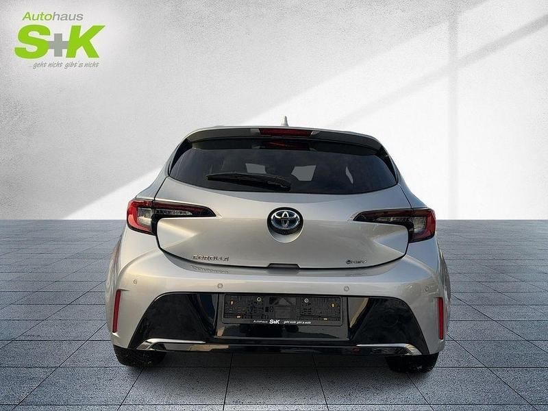 Gebraucht Toyota Corolla Basis 140 PS (102 kW) 2024 Shimmering silver Limousine