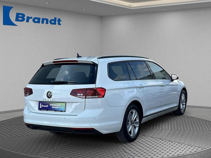 Gebraucht VW Passat Basis 150 PS (110 kW) 2021 Weiß Kombi