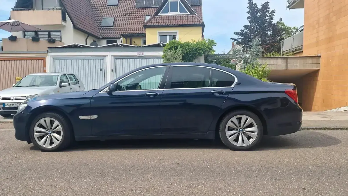 Gebraucht BMW 730 244 PS (179 kW) 2011 Blau Limousine