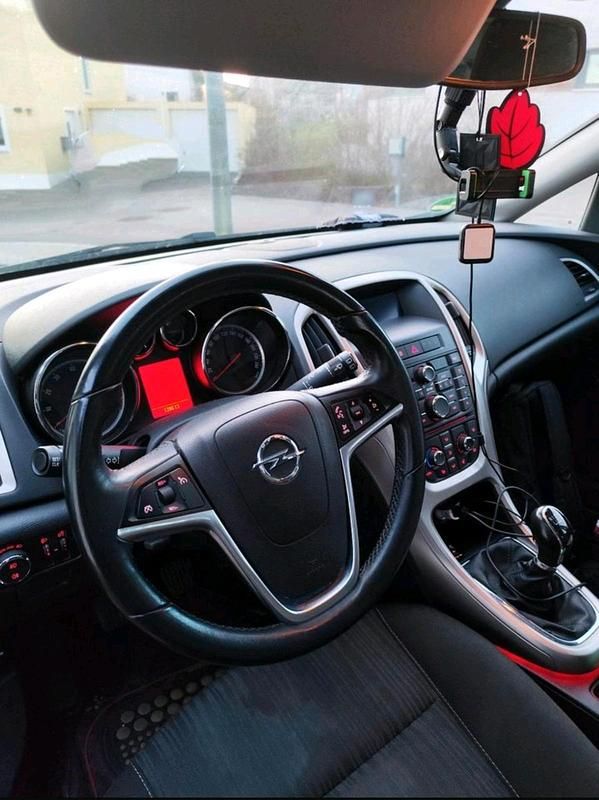 Gebraucht Opel Astra 140 PS (102 kW) 2010 Schwarz Kombi