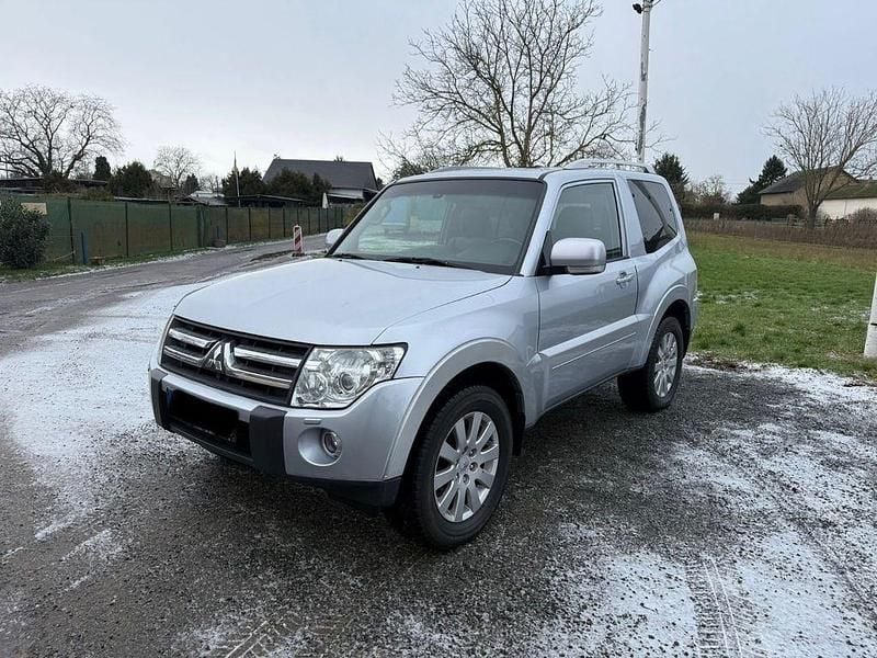 Silber Gebraucht 2007 Mitsubishi Pajero Instyle SUV | 11.900 € (Fairer Preis) - Bild 1/4