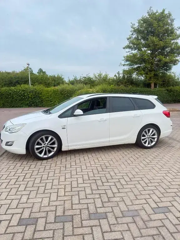Gebraucht Opel Astra Edition 140 PS (102 kW) 2012 Weiß Kombi