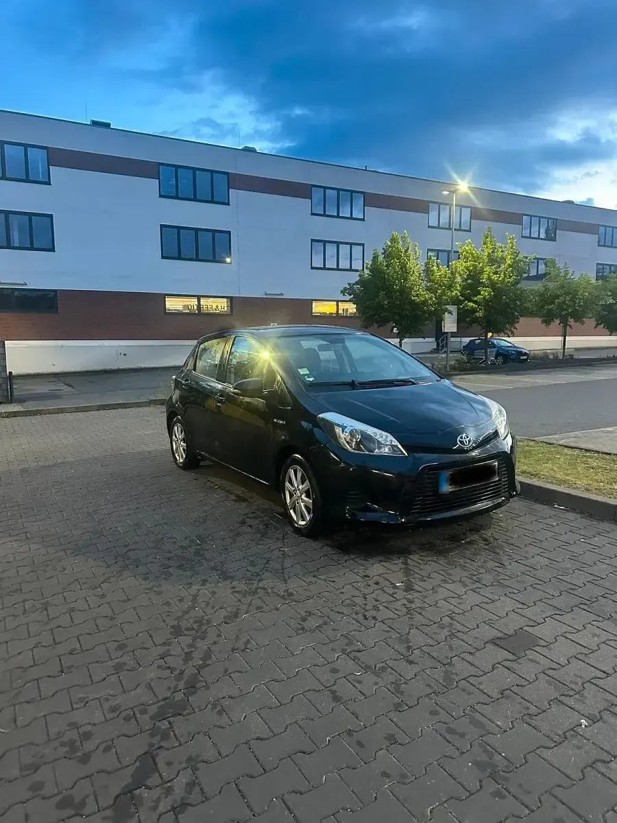 Gebraucht Toyota Yaris Hybrid 75 PS (55 kW) 2012 Schwarz Kleinwagen
