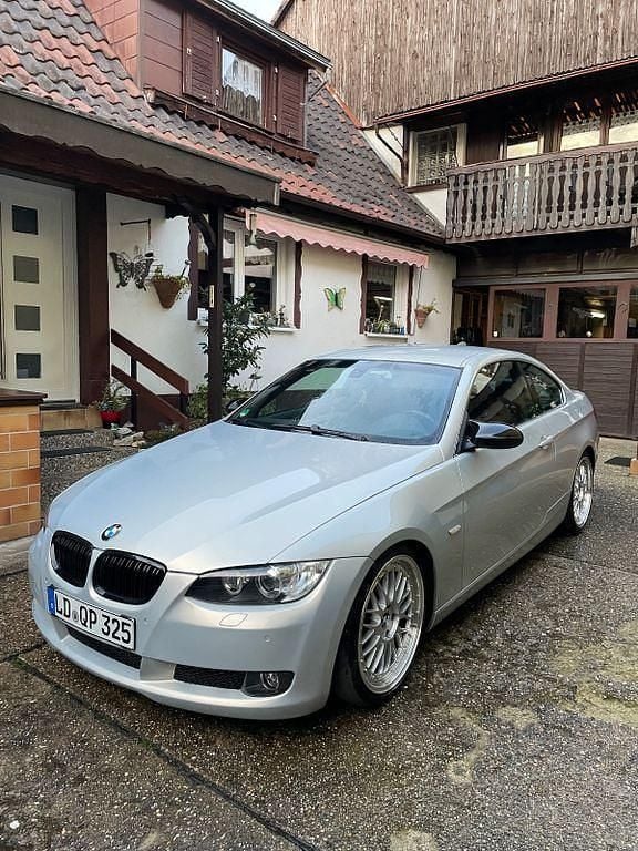 Silber Gebraucht 2009 BMW 325 Sport Line Coupé | 8.999 € - Bild 1/4