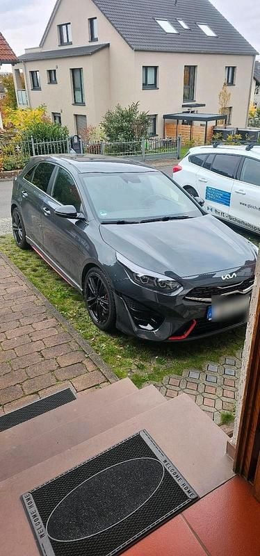 Grau Gebraucht 2022 Kia Ceed GT Kleinwagen | 19.000 € (Superpreis) - Bild 1/4