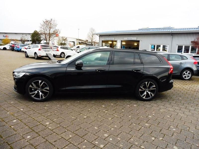 Gebraucht Volvo V60 Plus 197 PS (144 kW) 2025 Onyx black / metallic Kombi