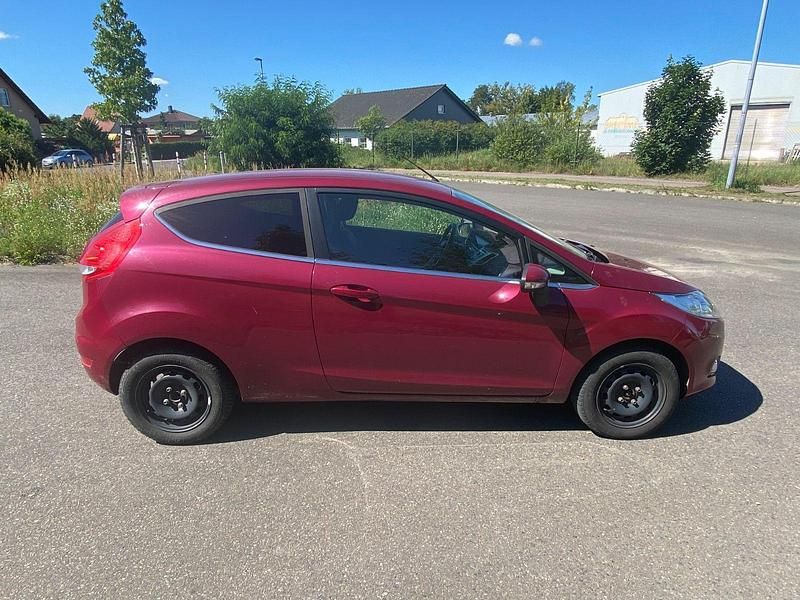 Gebraucht Ford Fiesta Titanium 82 PS (60 kW) 2011 Rot Kleinwagen