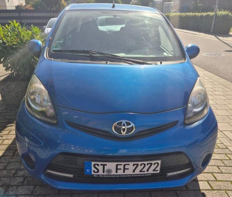 Blau Gebraucht 2014 Toyota Aygo Kleinwagen | 4.700 € (Superpreis) - Bild 1/2