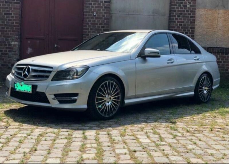 Silber Gebraucht 2013 Mercedes C200 AMG line Limousine | 17.500 € - Bild 1/4