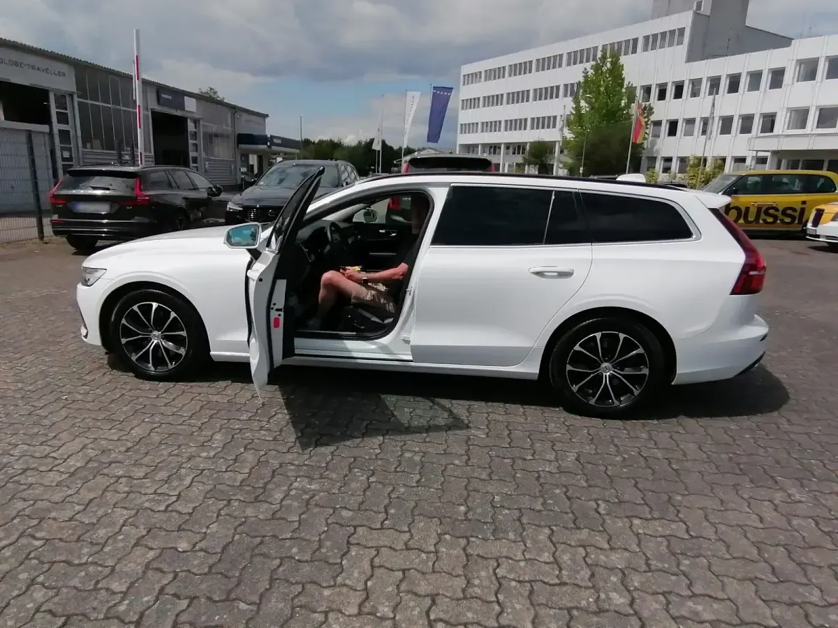 Gebraucht Volvo V60 197 PS (144 kW) 2022 Weiß Kombi