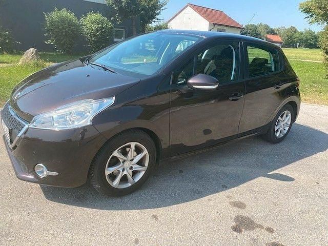 Braun Gebraucht 2013 Peugeot 208 Active Kleinwagen | 3.625 € - Bild 1/4