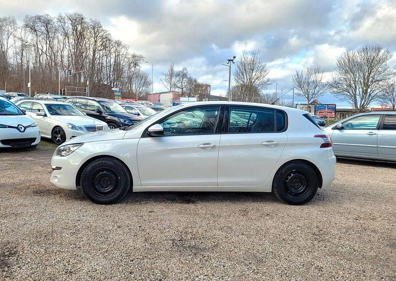 Gebraucht Peugeot 308 Active 125 PS (91 kW) 2015 Weiß Limousine