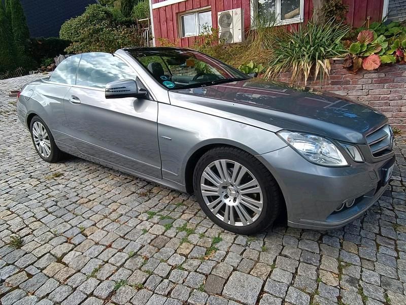 Silber Gebraucht 2010 Mercedes 220 Cabrio | 11.500 € - Bild 1/4