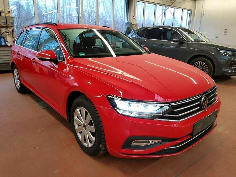 Gebraucht VW Passat Business 122 PS (89 kW) 2023 Tornadorot Kombi