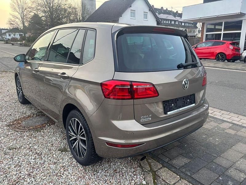 Gebraucht VW Golf Allstar 110 PS (80 kW) 2016 Gold SUV