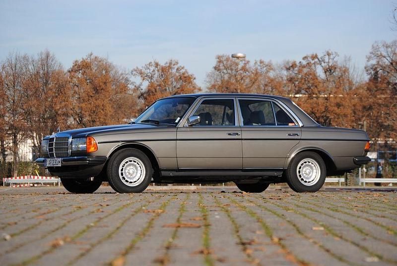 Gebraucht Mercedes E230 136 PS (100 kW) 1982 Grau Limousine