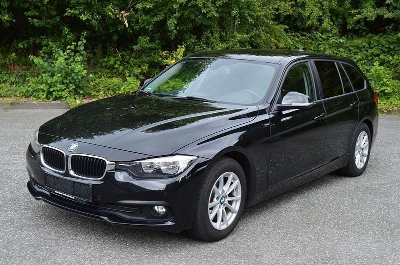 Schwarz Gebraucht 2017 BMW 320 Kombi | 11.799 € (Guter Preis) - Bild 1/4