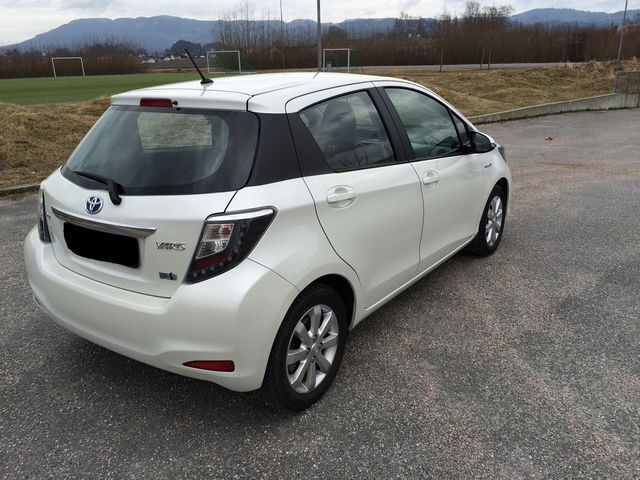 Gebraucht Toyota Yaris Hybrid Edition 101 PS (74 kW) 2014 Weiß metallic Kleinwagen