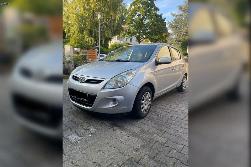 Silber Gebraucht 2011 Hyundai i20 Classic Limousine | 2.500 € (Fairer Preis) - Bild 1/4