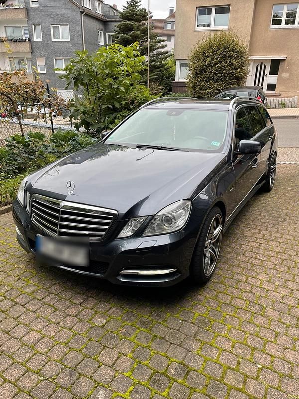 Grau Gebraucht 2010 Mercedes E300 Kombi | 7.500 € (Fairer Preis) - Bild 1/4