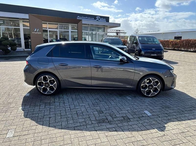 Gebraucht Opel Astra Ultimate 224 PS (164 kW) 2022 Mondstein grau/e:vulkan grau Kleinwagen