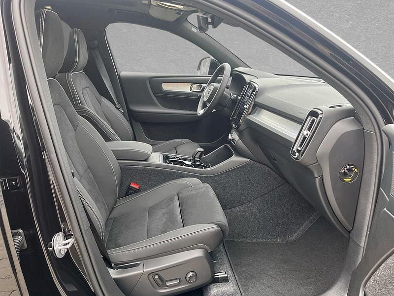 Neu Volvo XC40 Plus 163 PS (119 kW) 2025 Onyx schwarz SUV