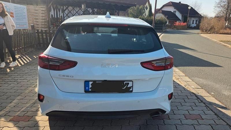 Gebraucht Kia Ceed Vision 120 PS (88 kW) 2022 Weiß Kleinwagen