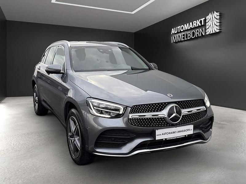 Grau Gebraucht 2021 Mercedes GLC300e AMG SUV | 38.950 € (Fairer Preis) - Bild 1/4