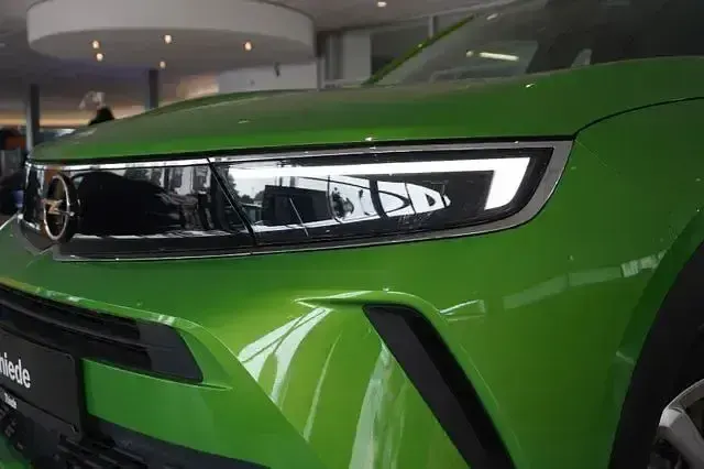 Gebraucht Opel Mokka-e Edition 100 kW (136 PS) 2023 Matcha grün metallic SUV