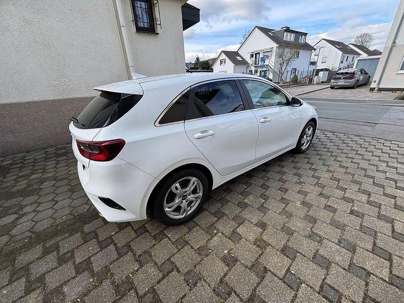Gebraucht Kia Ceed Spirit 140 PS (102 kW) 2018 Weiß Kleinwagen
