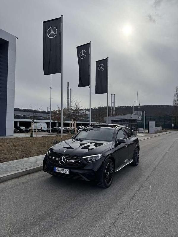 Schwarz Gebraucht 2024 Mercedes GLC200 AMG line SUV | 64.000 € - Bild 1/4