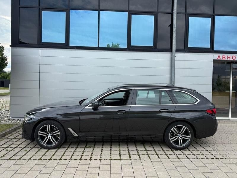 Grau Gebraucht 2020 BMW 520 Sport Line Kombi | 30.999 € (Etwas zu teuer) - Bild 1/4