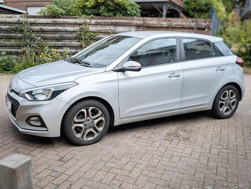 Silber Gebraucht 2019 Hyundai i20 Trend Kleinwagen | 14.000 € (Fairer Preis) - Bild 1/4