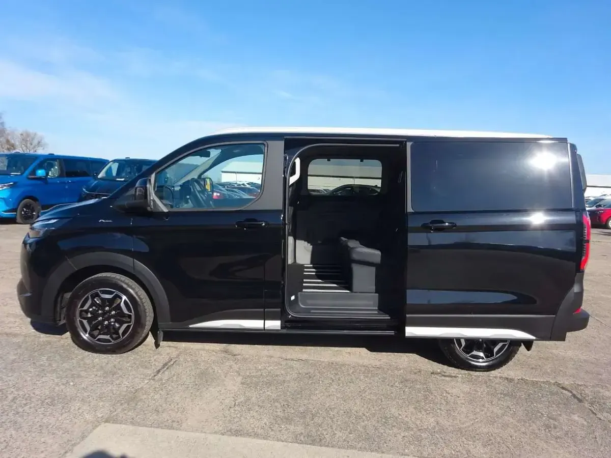 Używany Ford Tourneo Active 232 KM (170 kW) 2025 Czarny Minivan