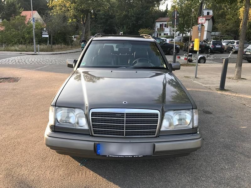 Grau Gebraucht 1993 Mercedes E320 Kombi | 5.900 € - Bild 1/4